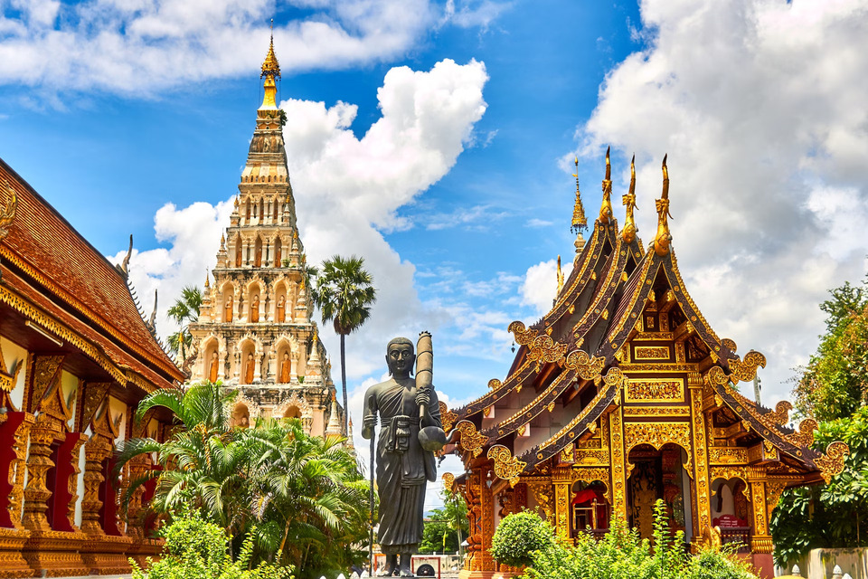 Temple bouddhiste traditionnel en Thaïlande au coucher du soleil